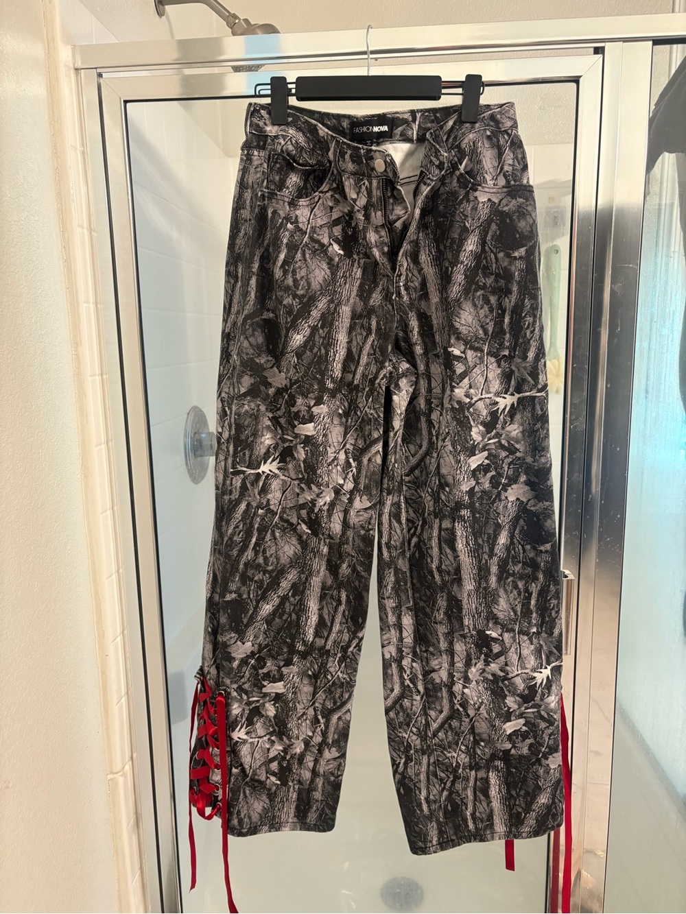 PRE-Owned Women-Fashion Nova Black & Gray Patterned Cargo Pants w/Red Lace-Up